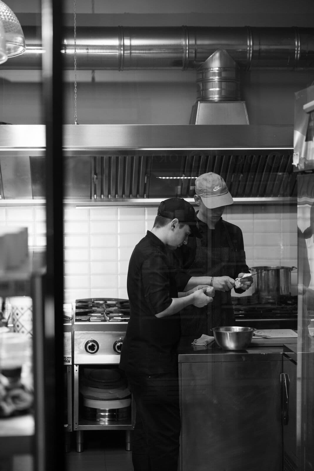 Due cuochi della brigata al lavoro nella cucina di ORA