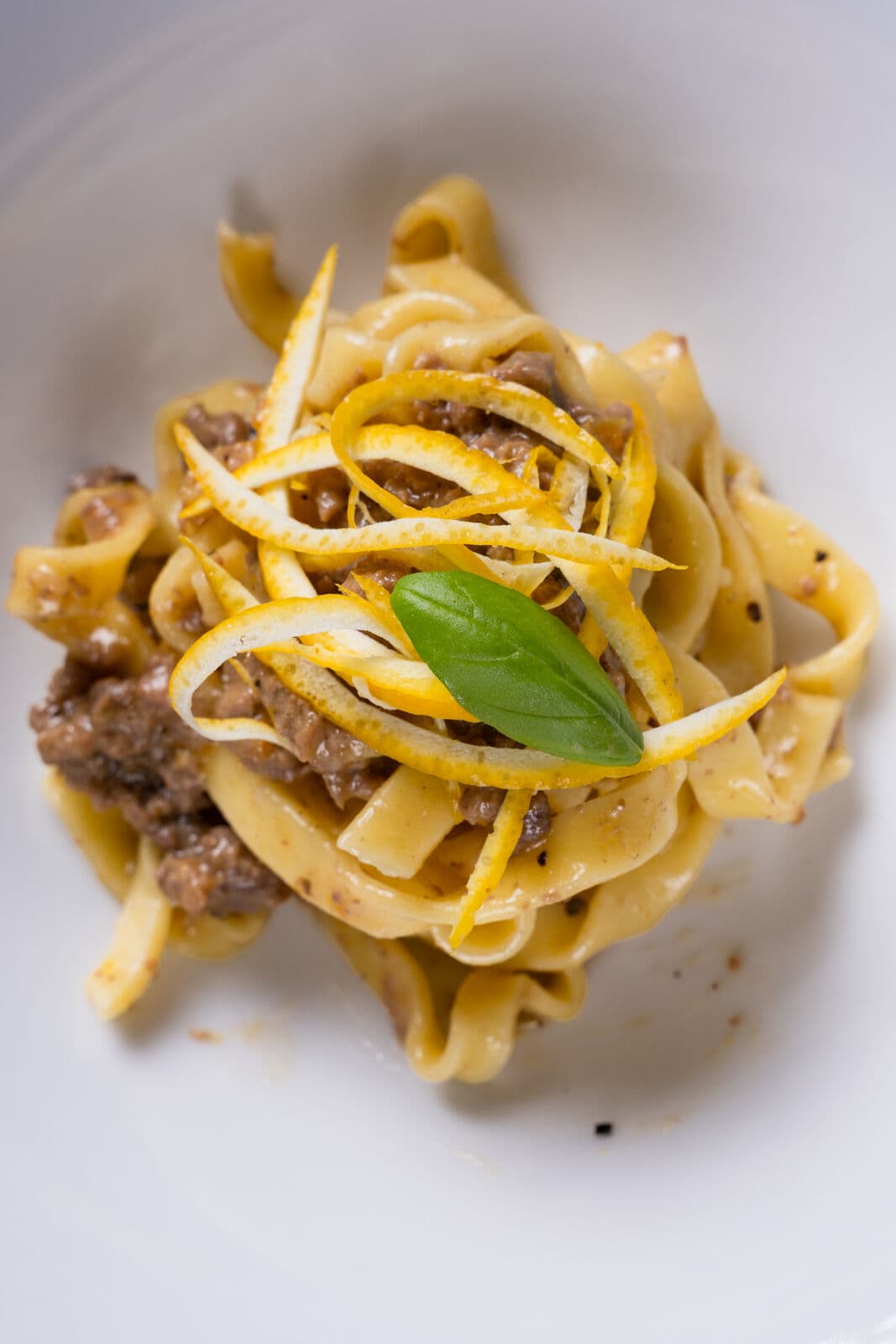 Il lento Ragù: fettuccine al ragù con scorza di limone e basilico