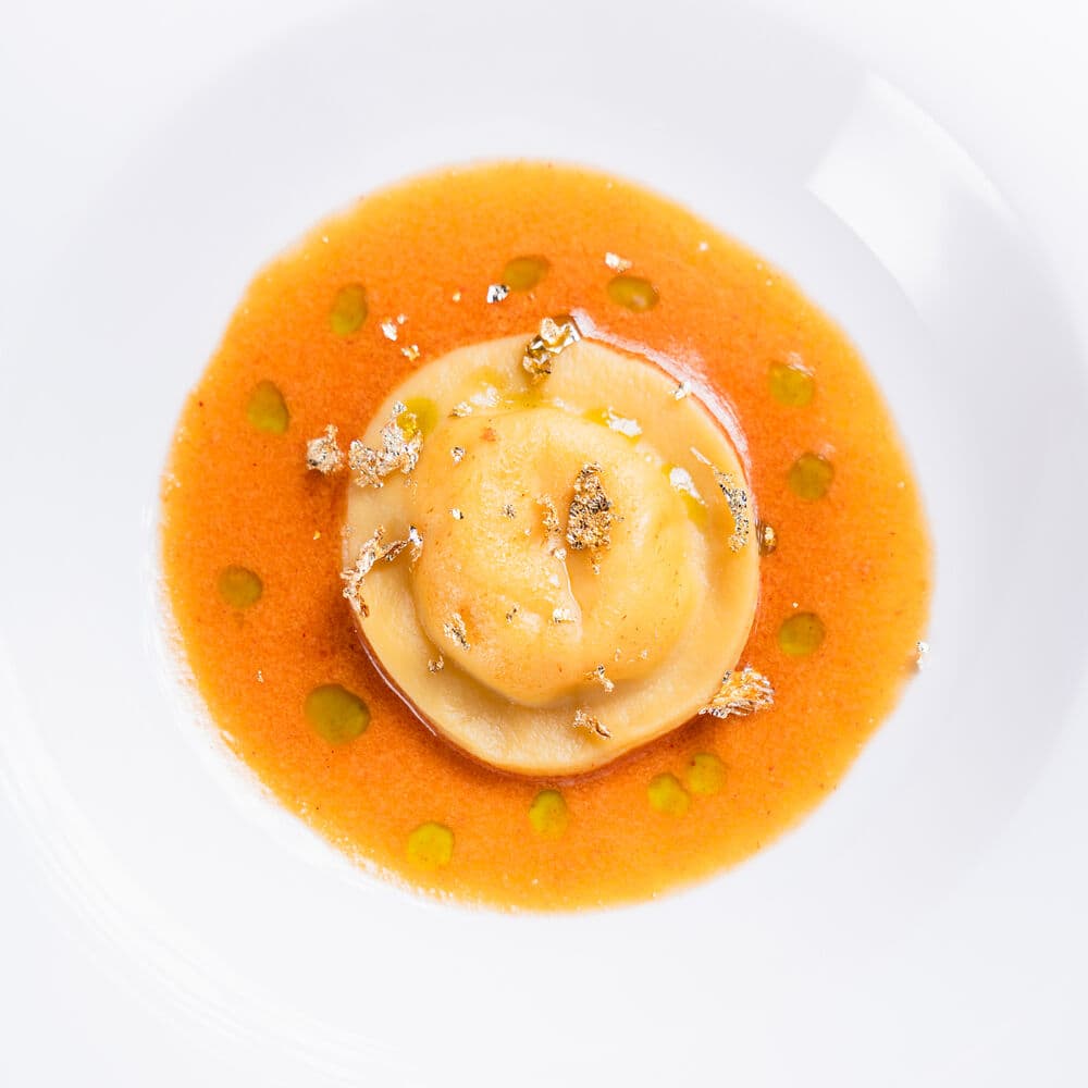 L'oro del mare: raviolo di astice con polvere d'oro nella sua salsa all'astice, visto dall'alto