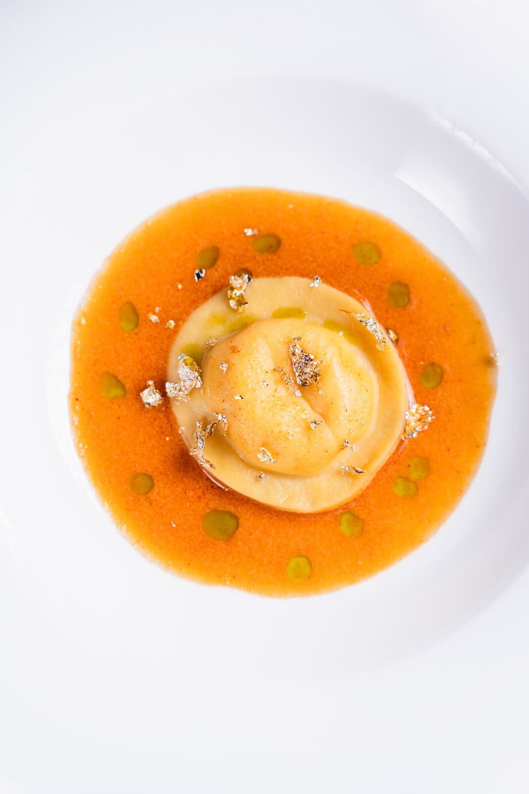 L'oro del mare: raviolo di astice con polvere d'oro nella salsa all'astice