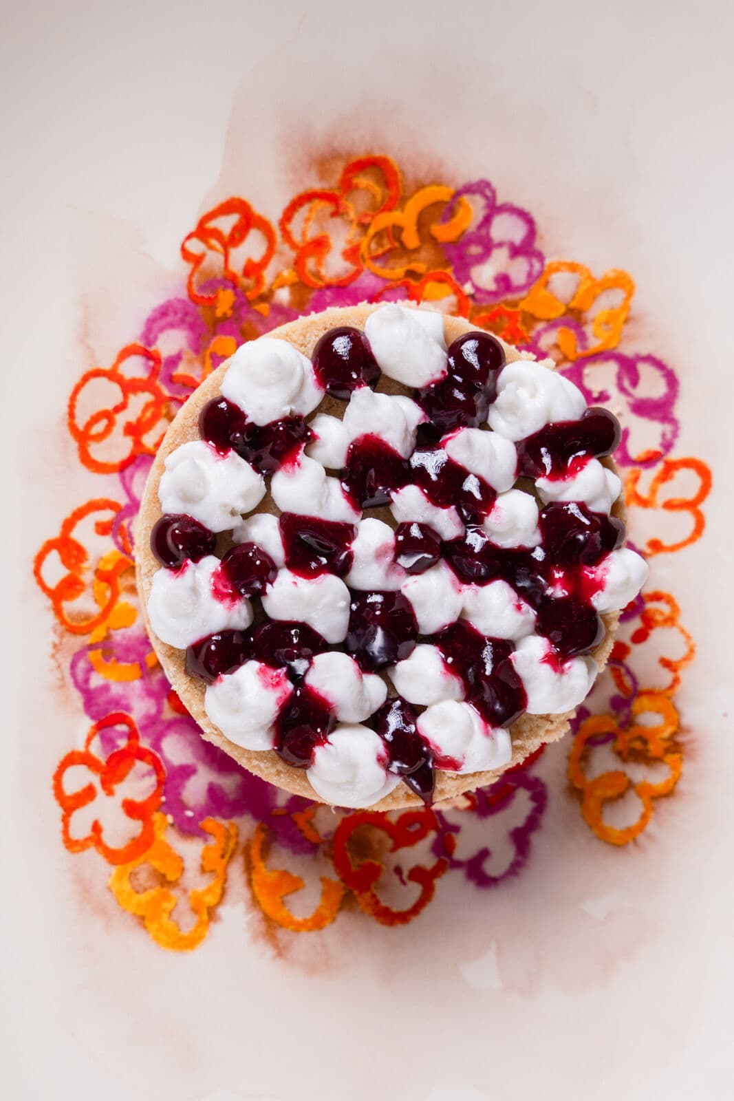 Radio Vega(n): biscotto con crema di anacardi e frutti di bosco su un piatto decorato a fiori