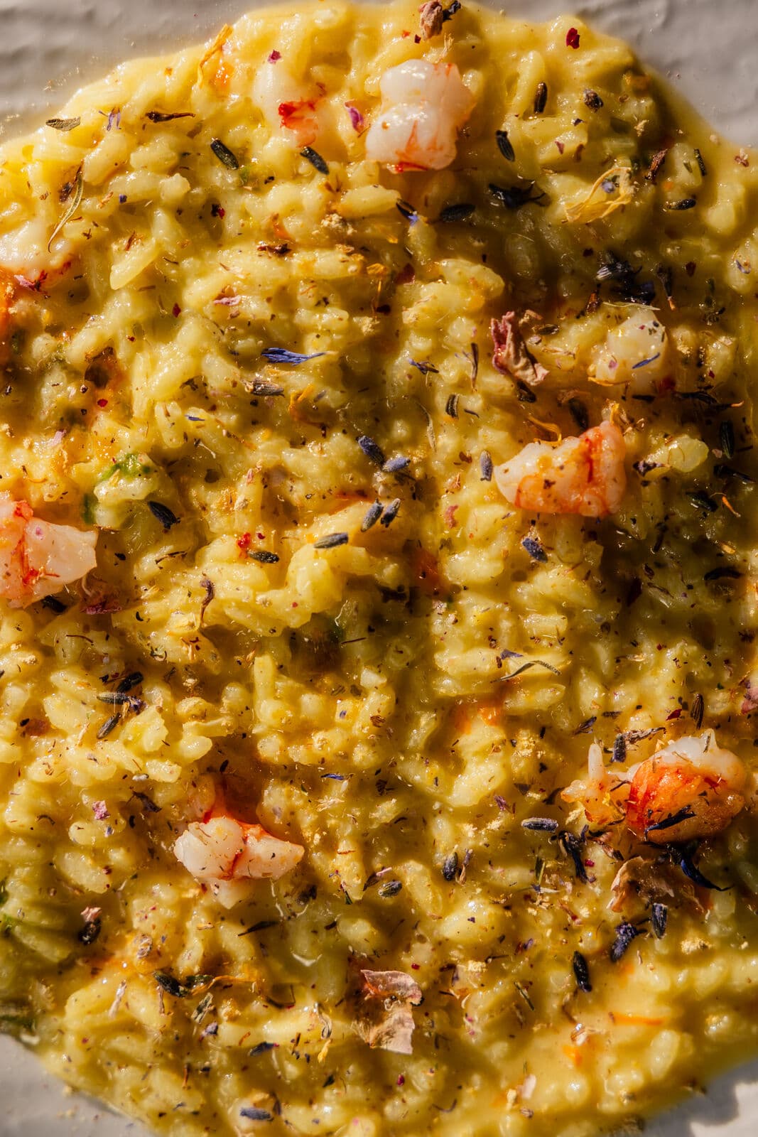 Un'esplosione di Sapore: risotto allo zafferano con gambero e petali di fiori